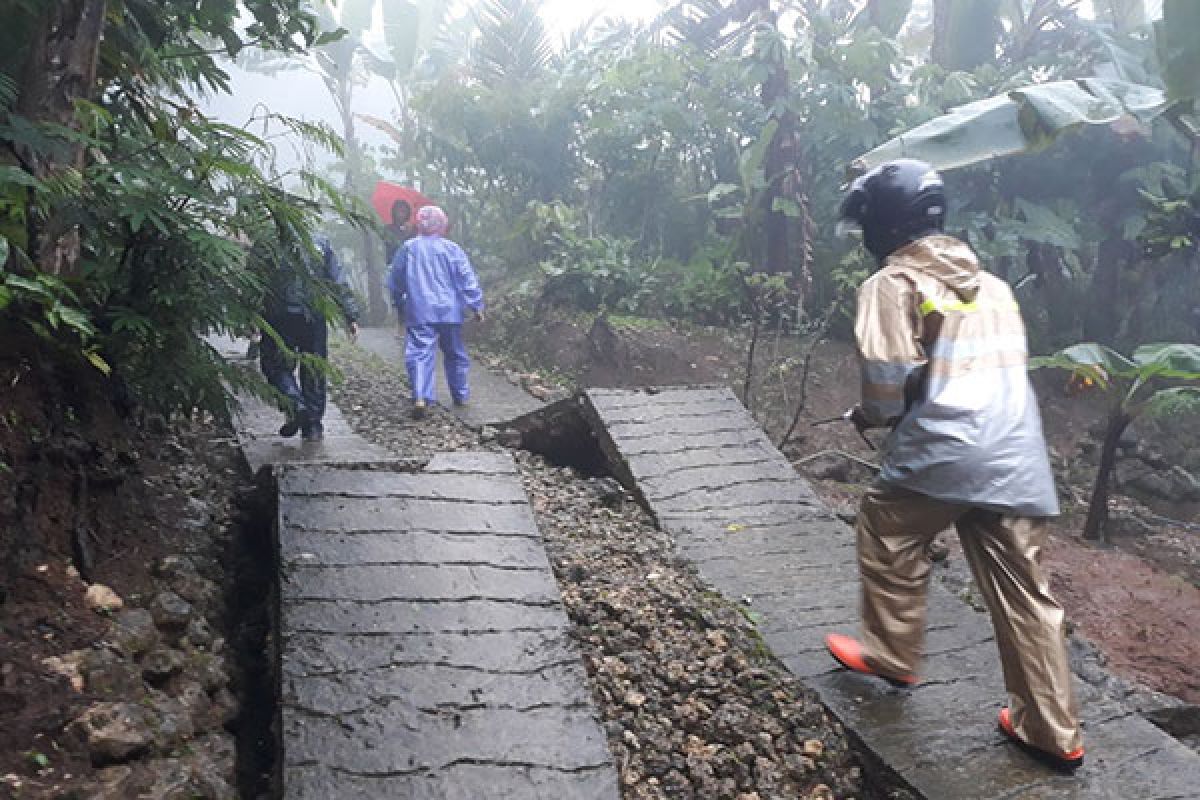 Puluhan warga Kaligesing Purworejo diungsikan akibat tanah bergerak