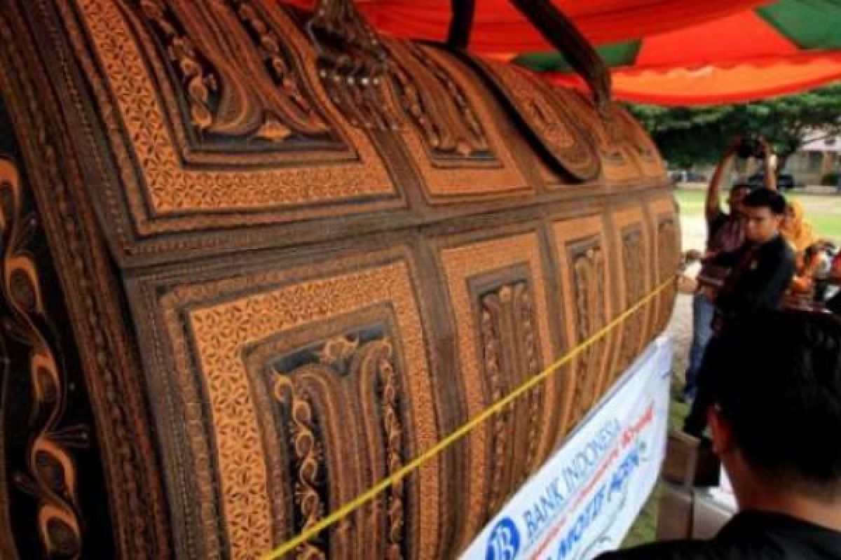 Tas Raksasa Bermotif Aceh Pecahkan Rekor MURI