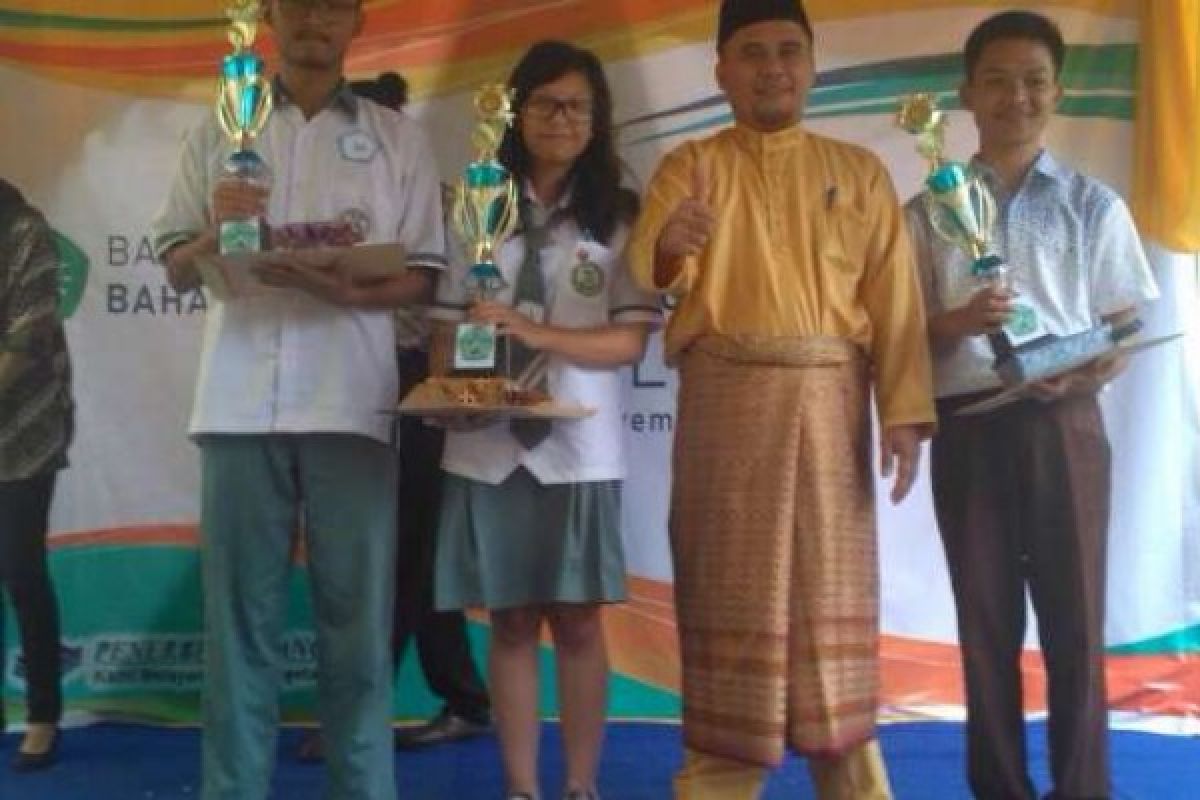 Tiga Siswa SMA Mutiara Harapan Borong Gelar Juara di 2nd English Contest Unilak