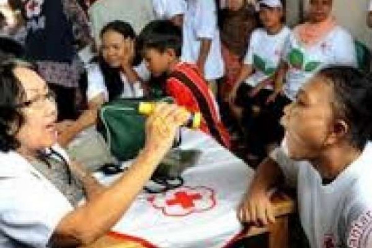 Warga Banten Menunggu Berobat Gratis Pakai KTP