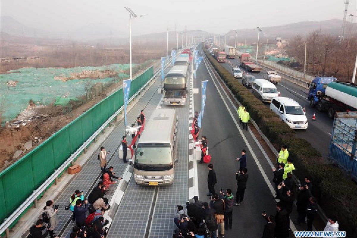 China uji coba jalan tol penghasil tenaga surya