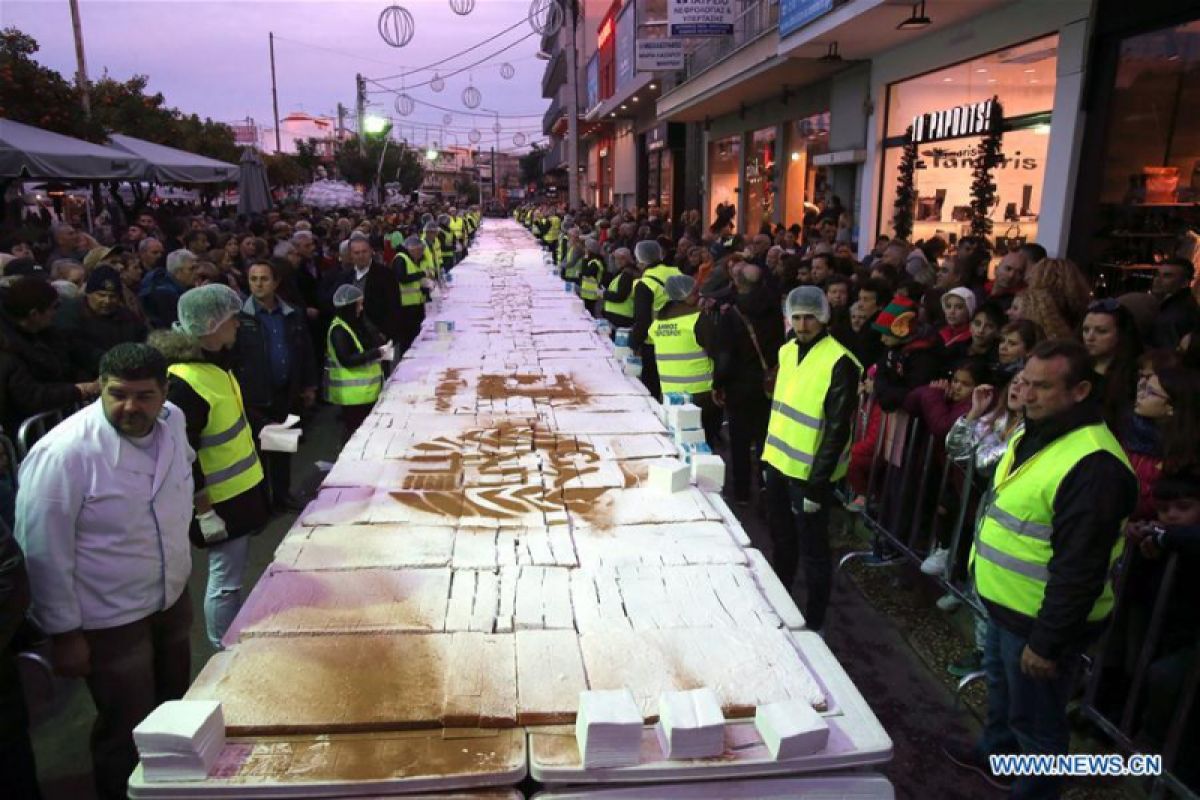 Yunani kirim pesan tahun baru dengan roti seberat 2,5 ton