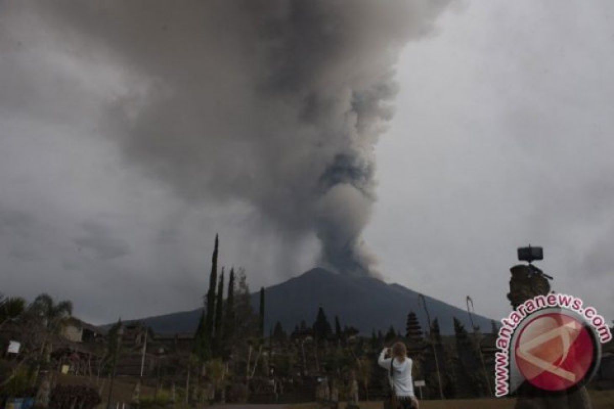 Sepertiga kawah Gunung Agung sudah terisi lava