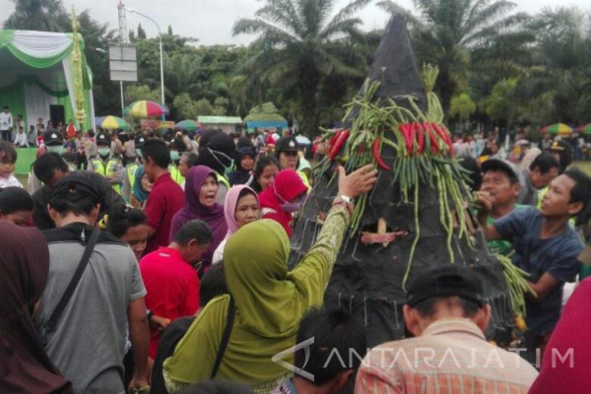 Dua Gunungan Diarak dalam Rangka Garebek Maulud di Madiun