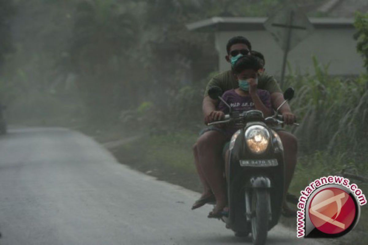 Sinabung meletus lagi, ribuan warga terdampak hujan abu