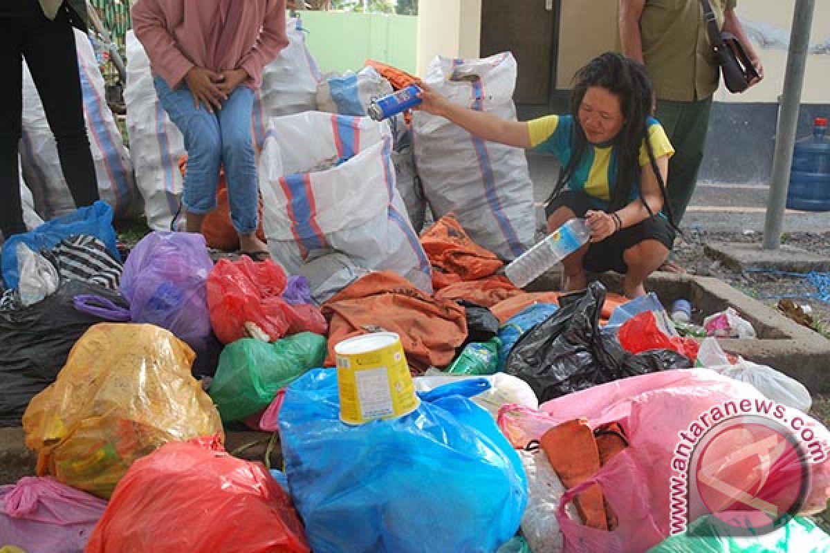 13 Ton Sampah Hasil Pendakian di Rinjani