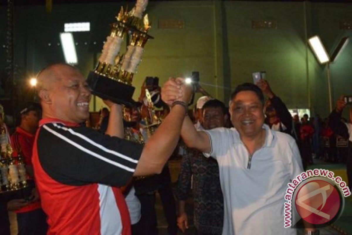 Wali Kota Denpasar Serahkan Piala Juara 