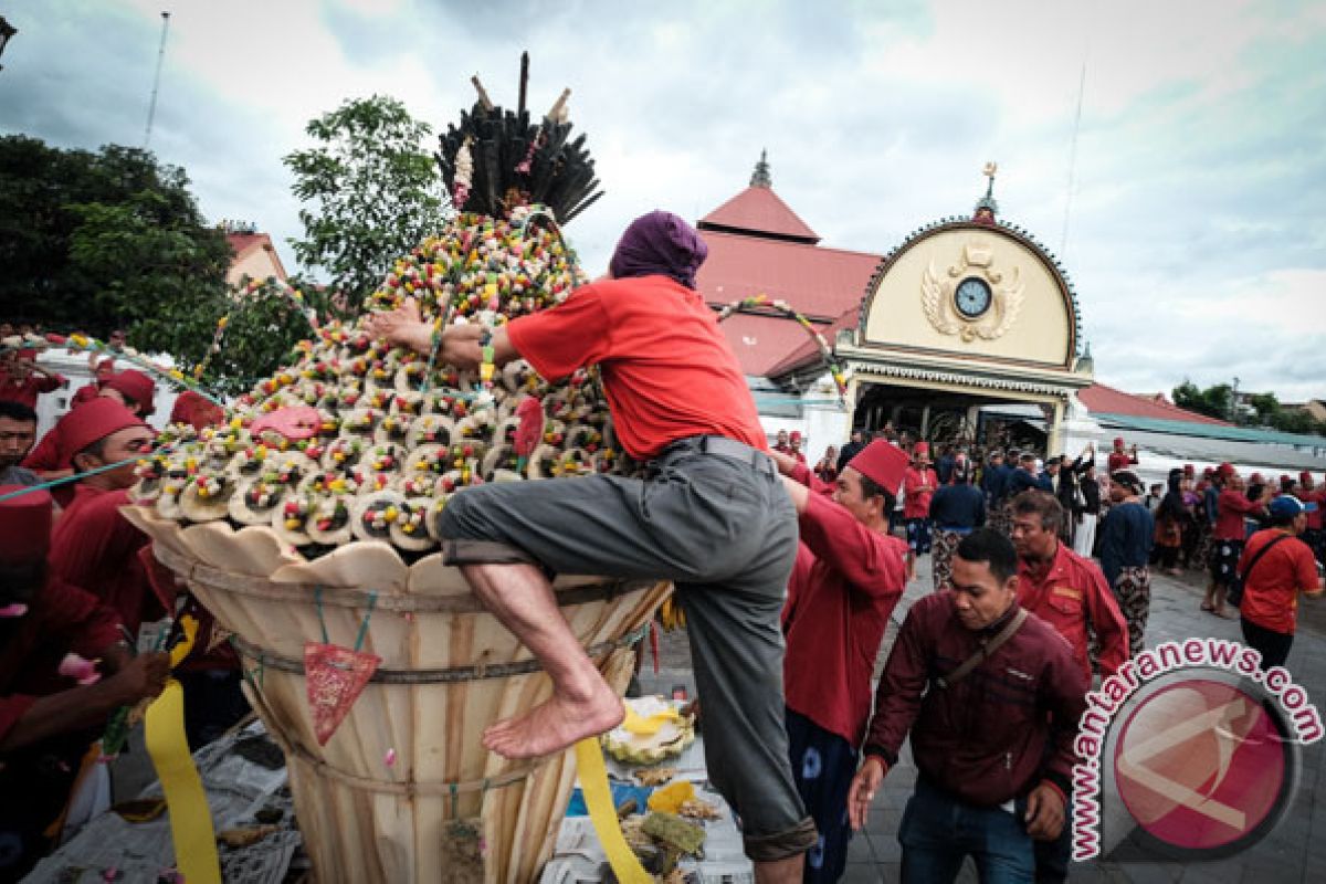 Wisatawan mancanegara ikut berebut Gunungan Grebek Besar