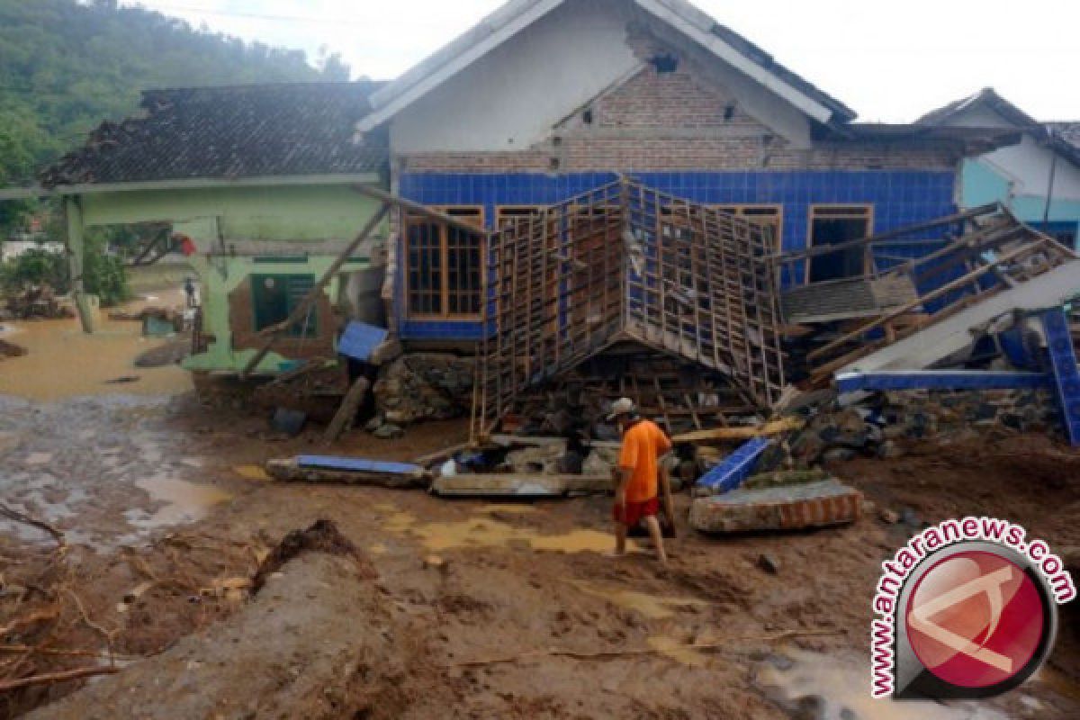 Eko Si Pahlawan Banjir Pacitan Dimakamkan di Blitar