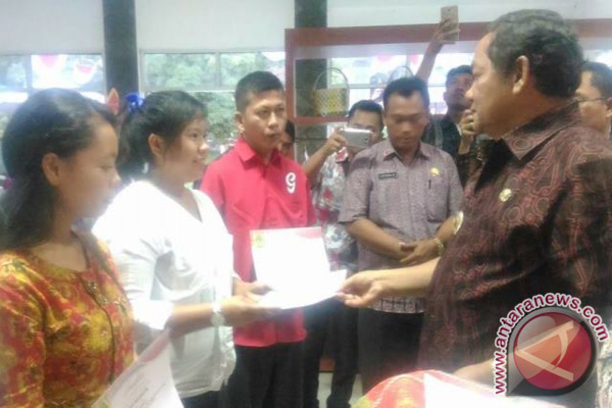 Bupati Samosir Tutup Pelatihan Kerajinan Tenun 