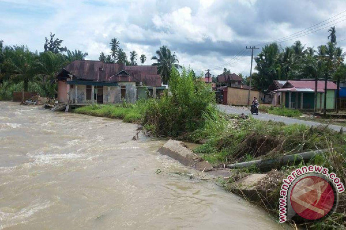 Dihantam Arus Deras, Jalan Batahan Pasaman Barat-Sumut Terancam Putus