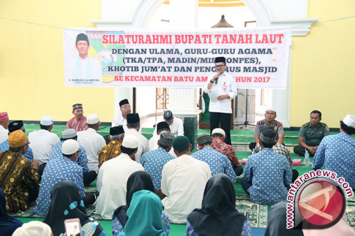 Wabup dan Warga Shalat Hajat Berjamaah