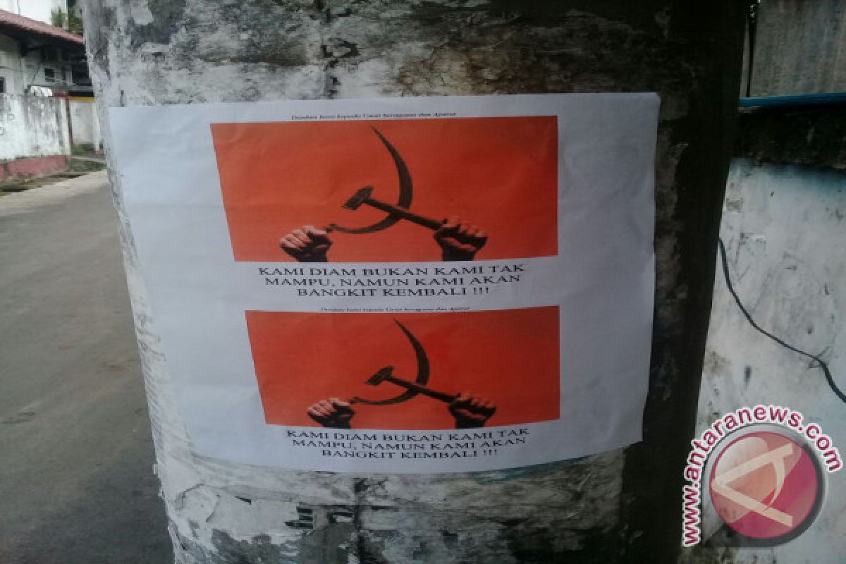 Tiang Listrik Dijadikan Tempat Penempelan Stiker Lambang Komunis 