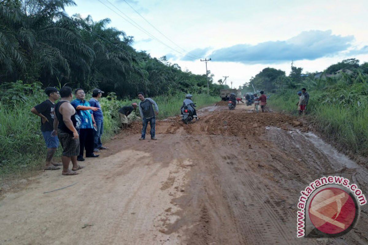 Pemkab Perbaiki Darurat Jalan Sekadau - Rawak