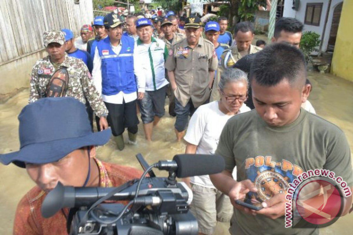 Gubsu Tinjau Banjir Tebing Tinggi