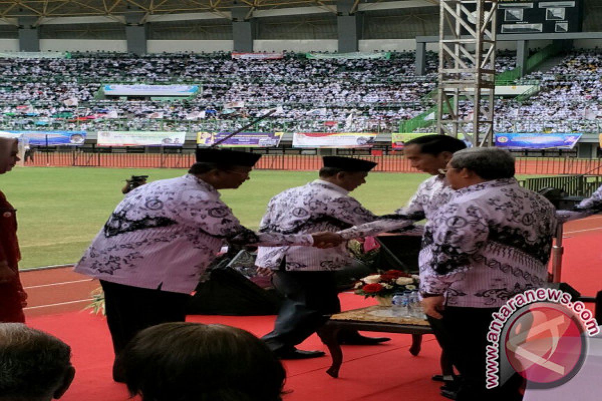 Bupati Solok Terima Penghargaan Dwi Praja Nugraha