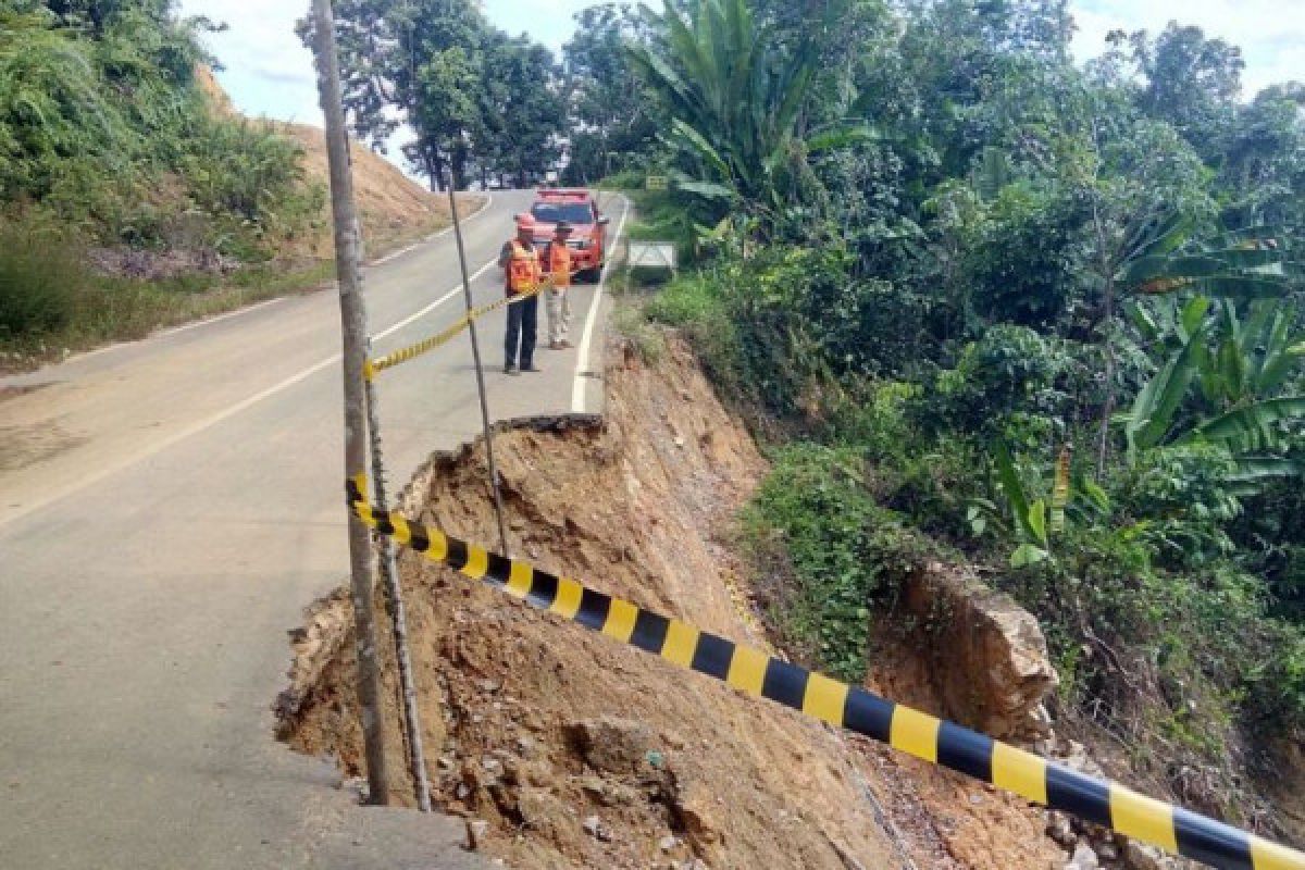 Jalan Muara Teweh - Benangin  Longsor 