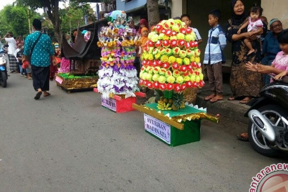 Muslim Jembrana Mengarak Telur Hias Saat Maulid