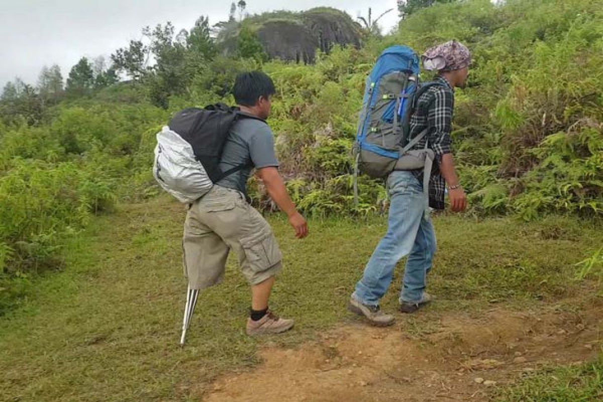 Pendaki Difabel Mencapai Puncak Gunung Sesean 