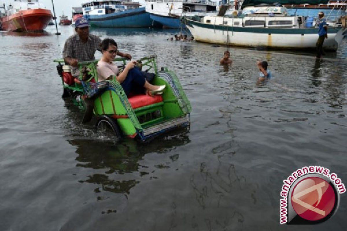 Puluhan Rumah di Cilacap Tergenang Banjir Rob