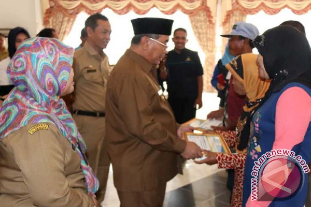 Bupati Serahkan Bantuan Sosial Program Rumah Sejahtera