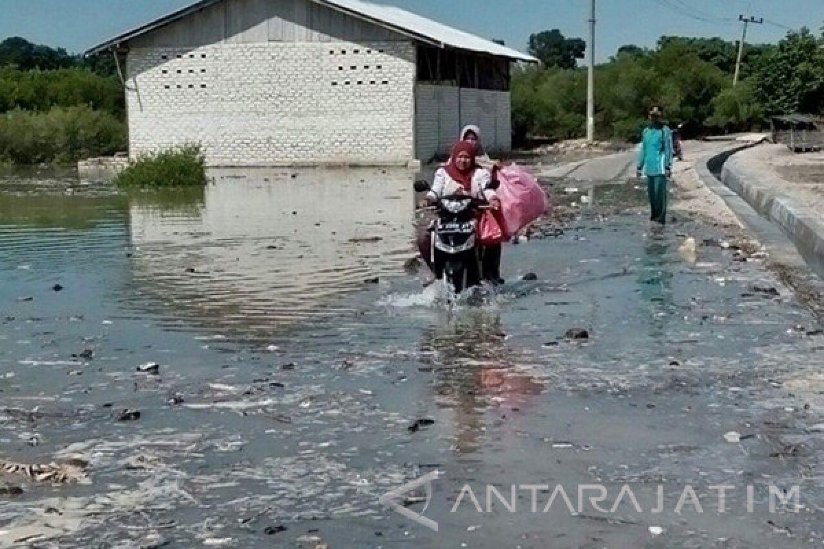 Banjir Rob Landa Pesisir Jumiang Pamekasan
