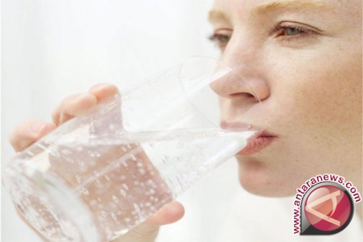 Hindari dehidrasi saat puasa dengan rumus 2-4-2