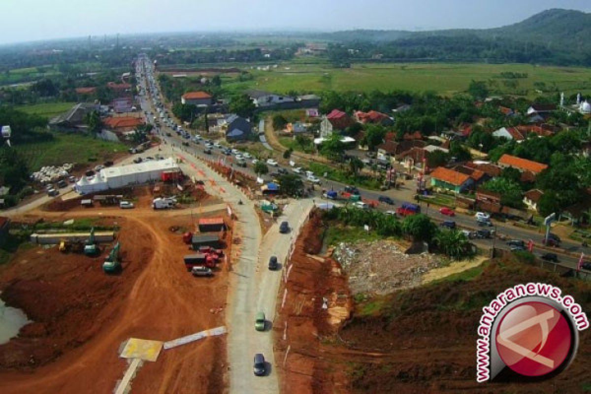 Ratusan Warga Blokir Akses Jalan Tol Batang-Pemalang