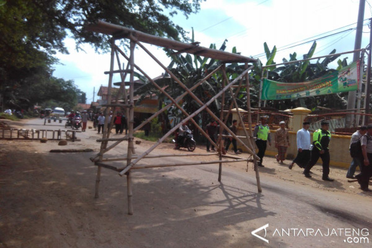 Aksi Blokir Akses Jalan Tol Batang-Pemalang Meluas