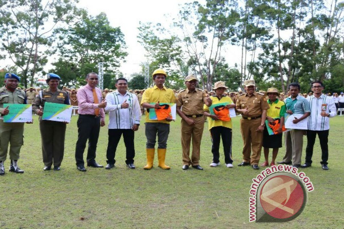 BPJS Ketenagakerjaan Jayapura serahkan 827 kartu peserta 