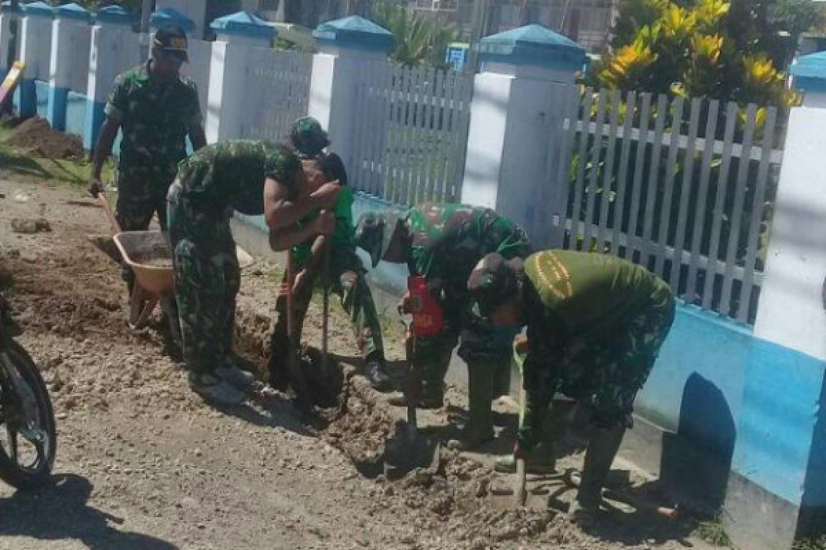 Koramil 1708-01/Biak Kota buat lubang serapan air 