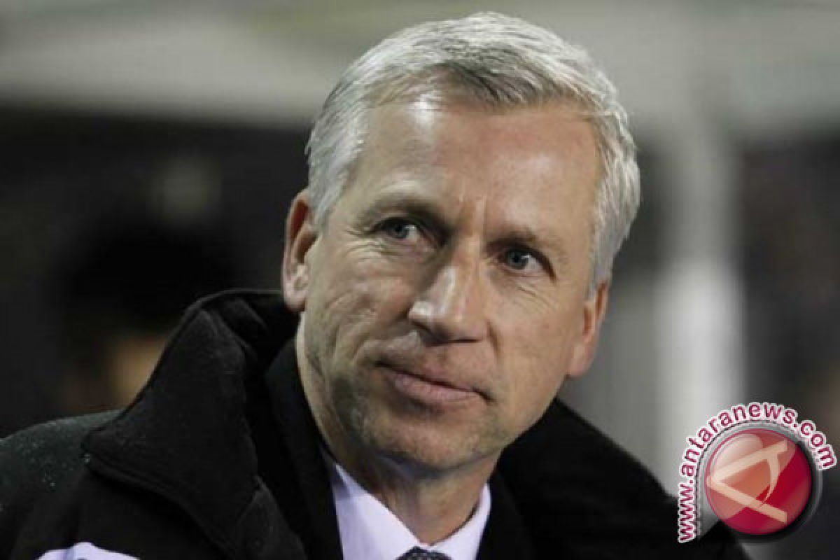 Tak mau di bawah Alan Pardew, pelatih West Brom mundur