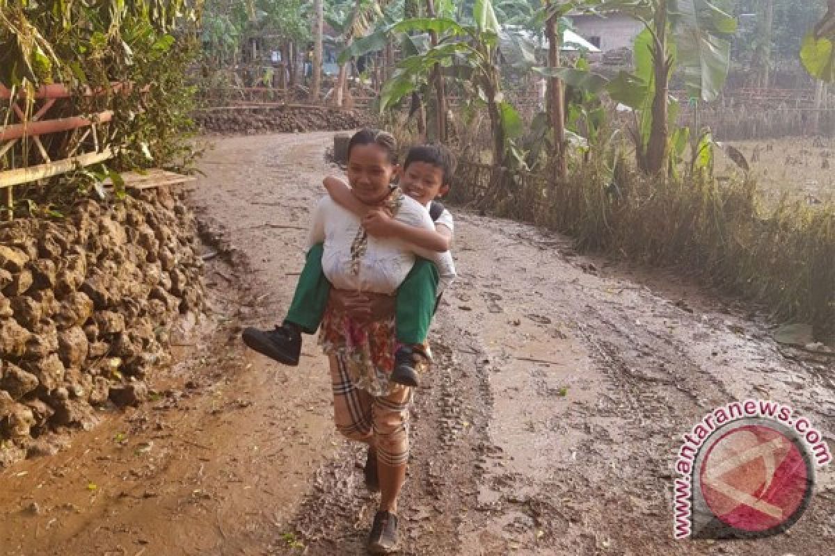 Hujan deras di Pacitan rusak jalan dan jembatan