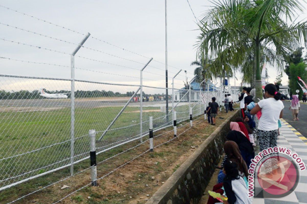 Tabalong Regent seeks to extend flights in Warukin Airport