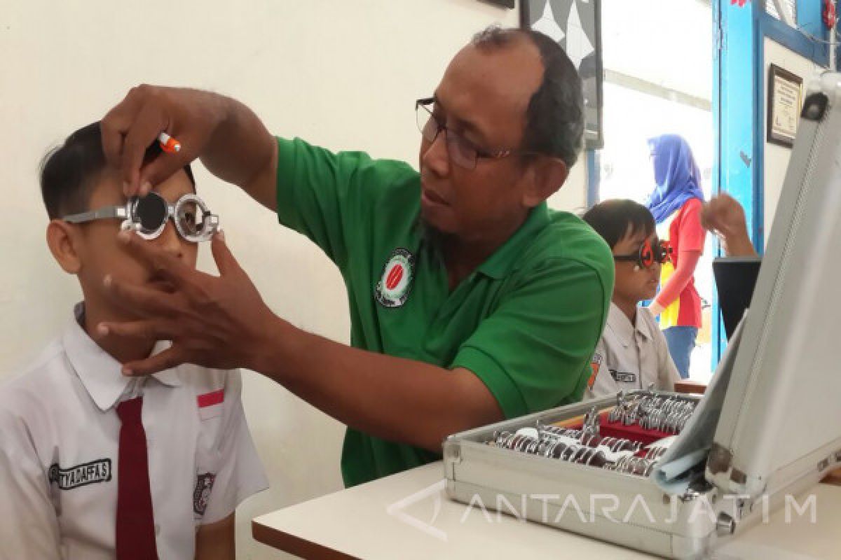 1.500 Kacamata Gratis Dibagikan Indomaret-YLI untuk Siswa Surabaya