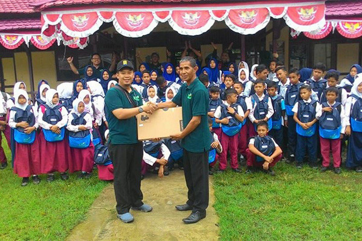 PLN Salurkan Bantuan Pendidikan Di Desa Lemukutan  