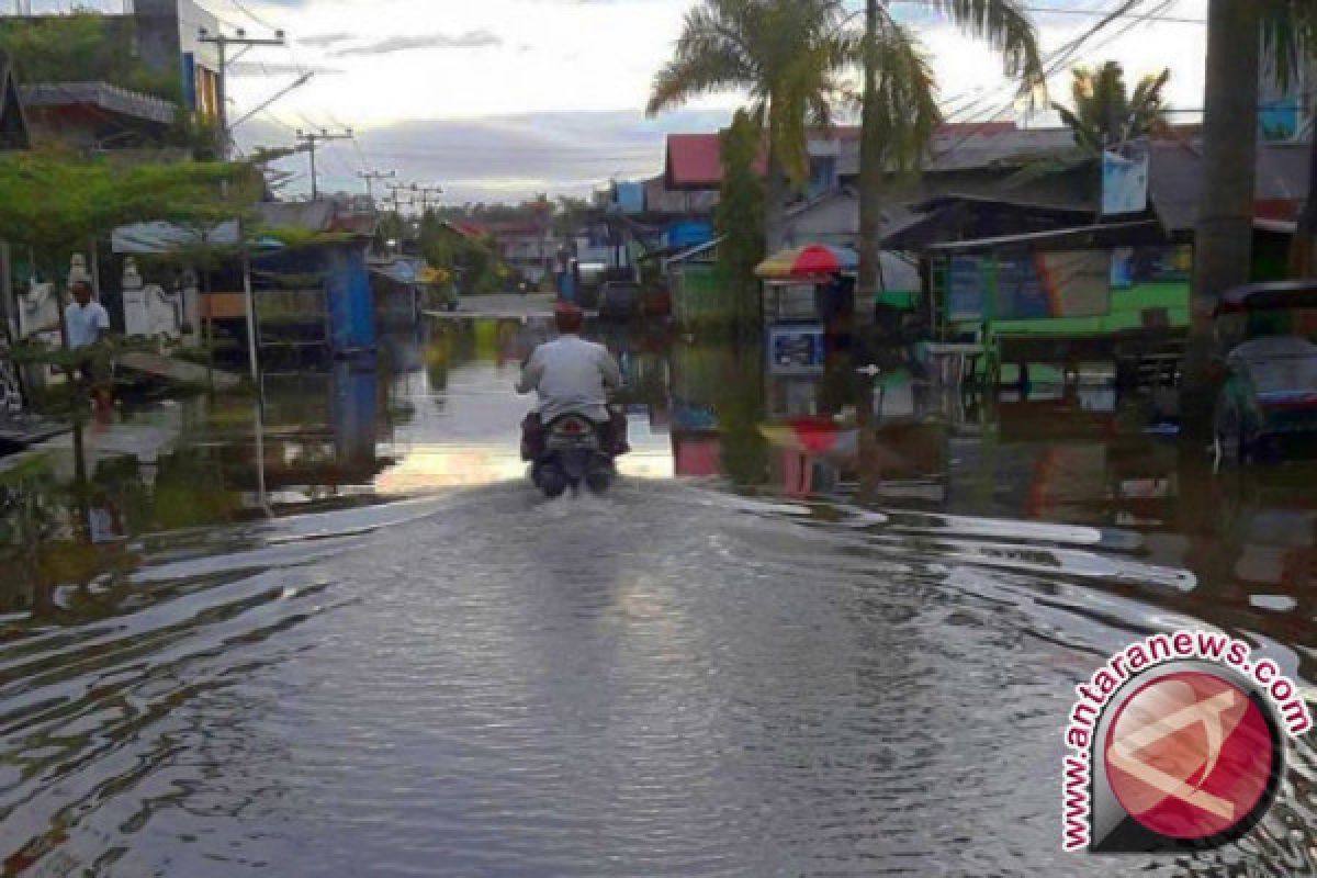 Banjir Rendam Trans Sulawesi di Majene  