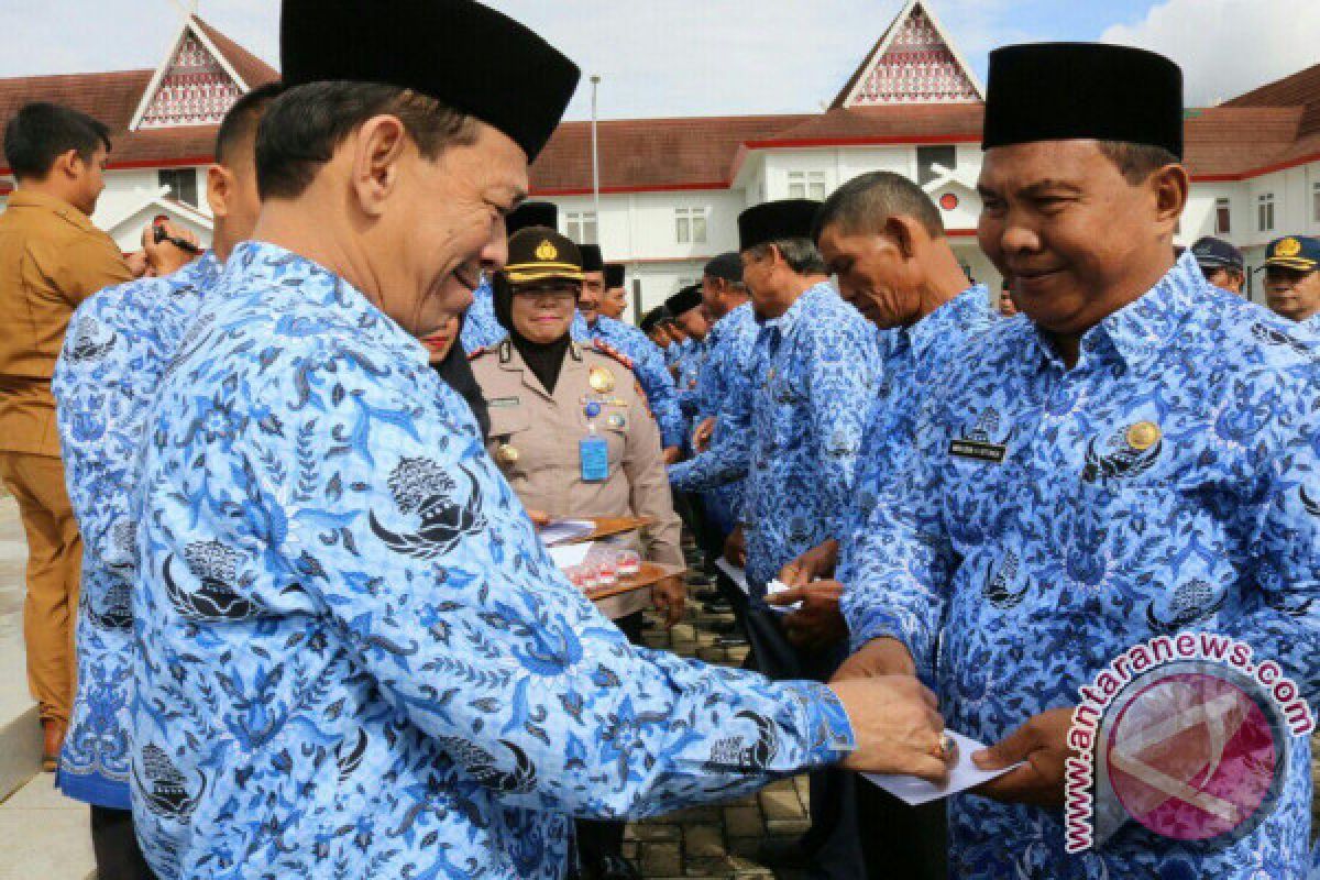 HUT Korpri Bupati Tapsel Serahkan Cinderamata