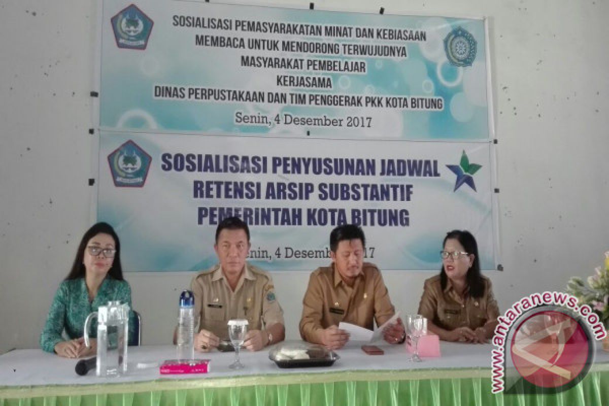  Warga Bitung Diajak  Membaca Buku Di  Perpustakaan