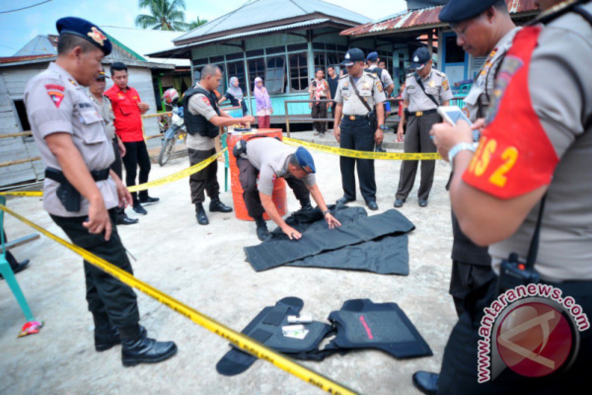 Benda diduga peluru lontar menyasar ke pemukiman warga