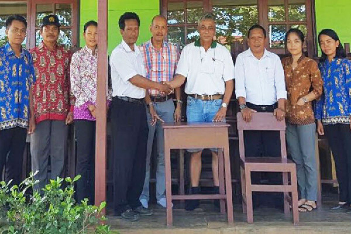 Peduli Pendidikan, PT Sukajadi Sawit Mekar Bantu Mebel SMPN 7 Kota Besi