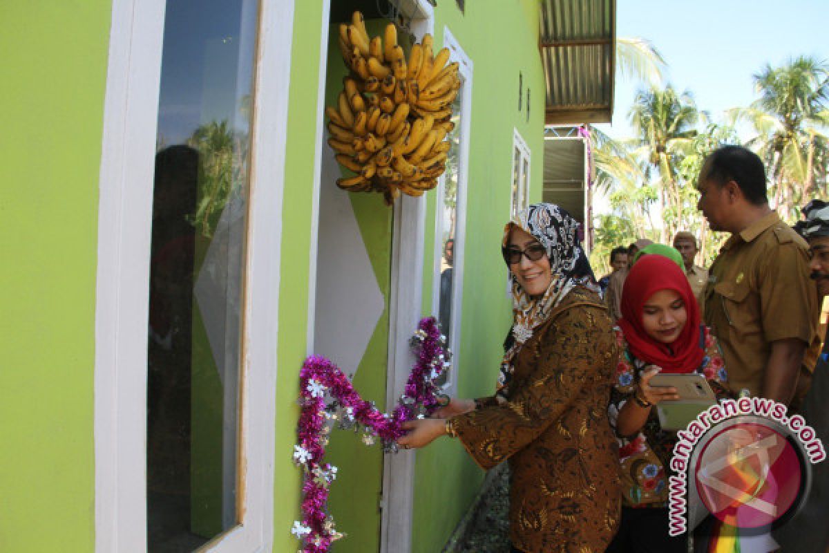 Pemkab Gorontalo Bersama PKK Bedah Rumah Lansia 