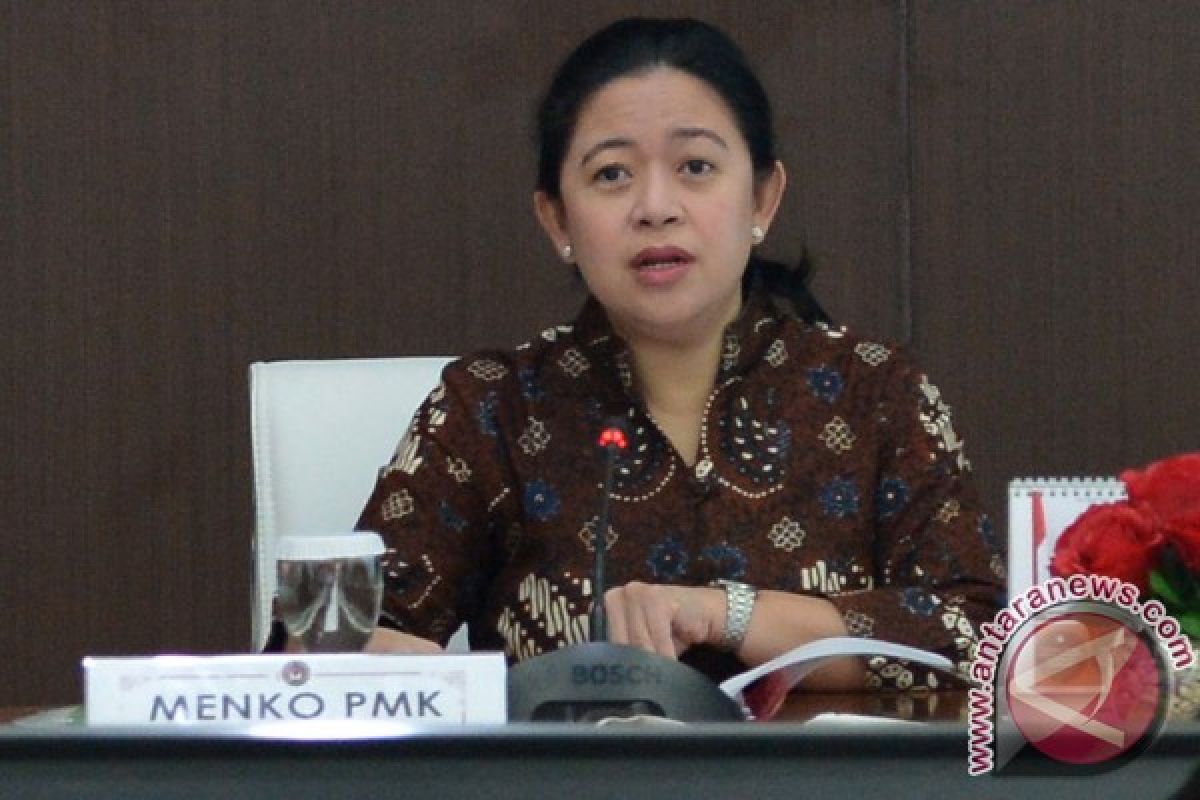 Menko Puan Maharani serahkan KIP kepada pelajar Klaten