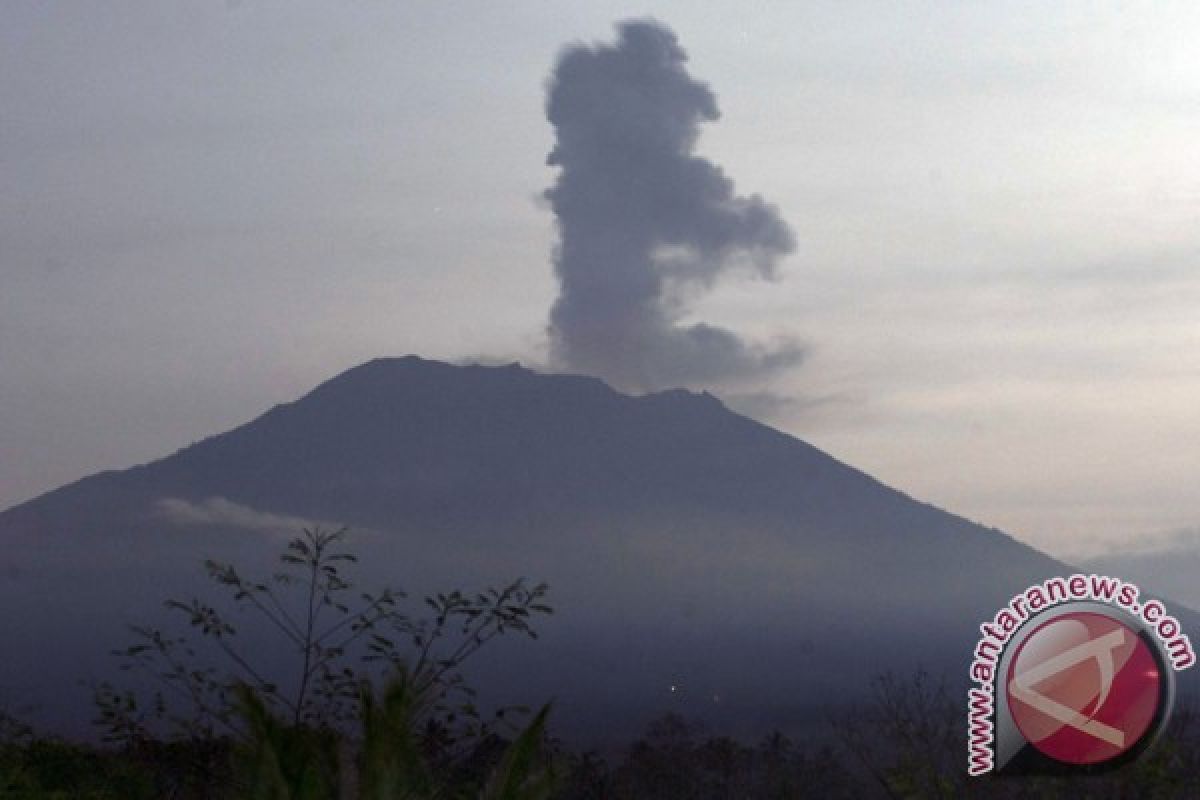 Gunung Agung meletus lagi