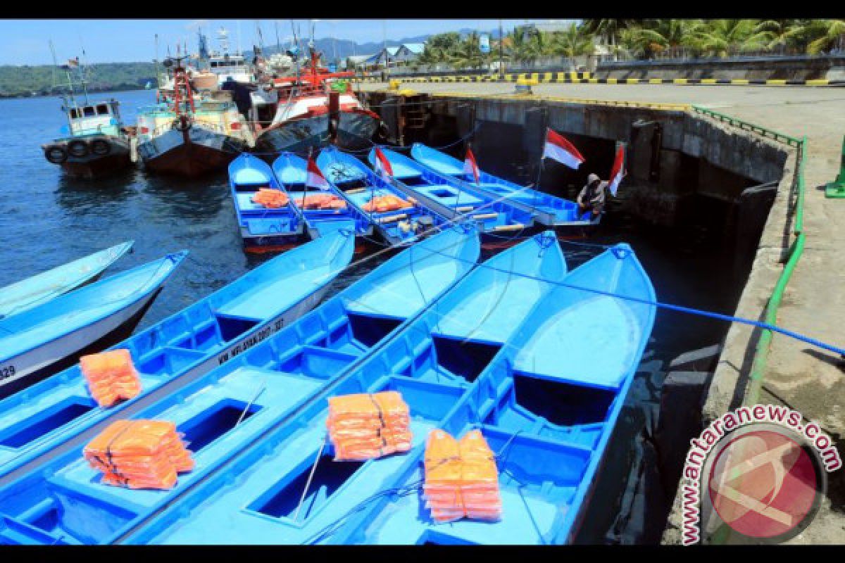 KKP Serahkan 134 Kapal untuk Nelayan Maluku