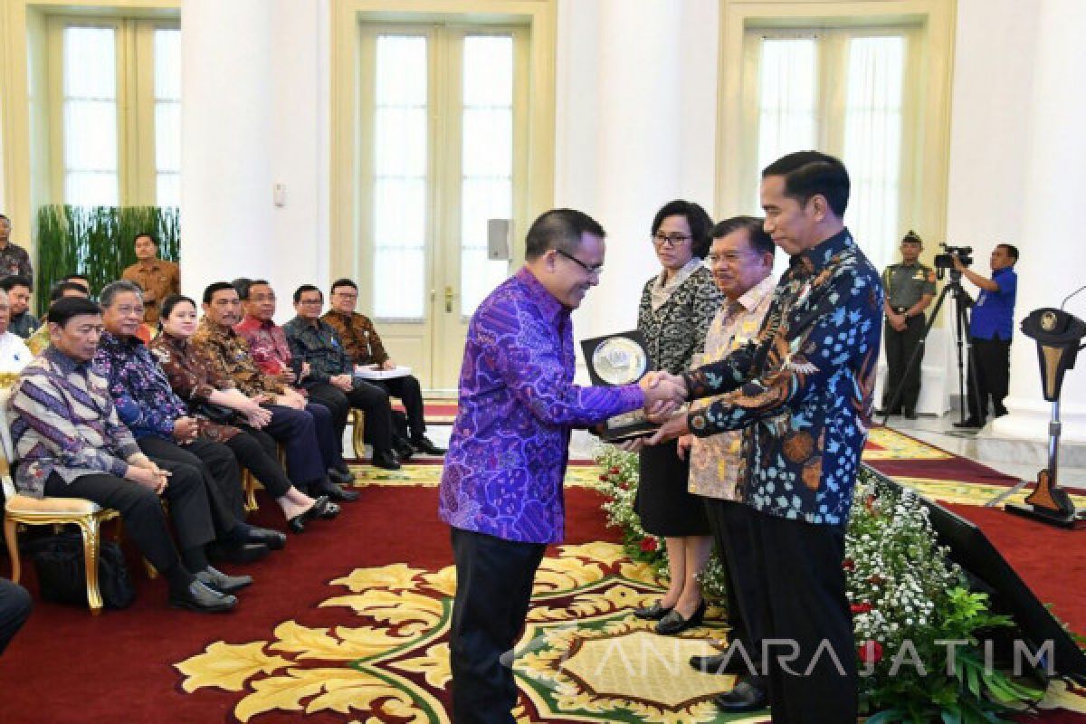 Jokowi Serahkan Anugerah Dana Rakca ke Bupati Anas 