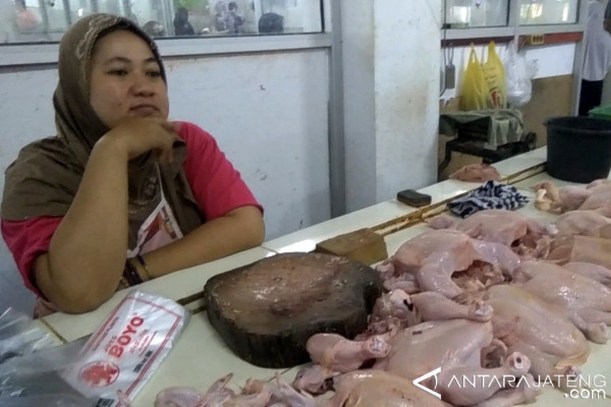 Permintaan meningkat, harga daging ayam di Purwokerto bertahan tinggi