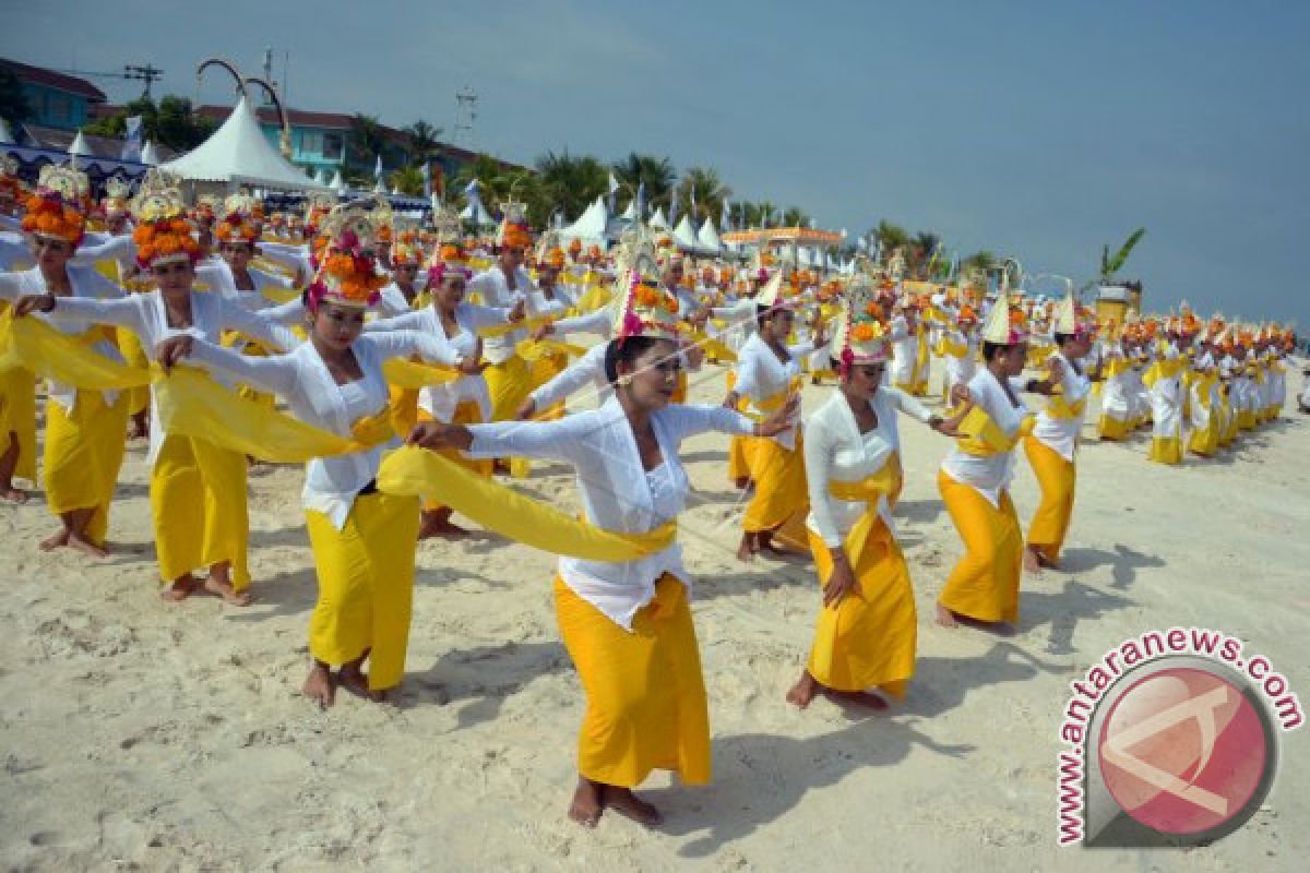 Tari Rejang Massal Buka Festival Nusa Penida