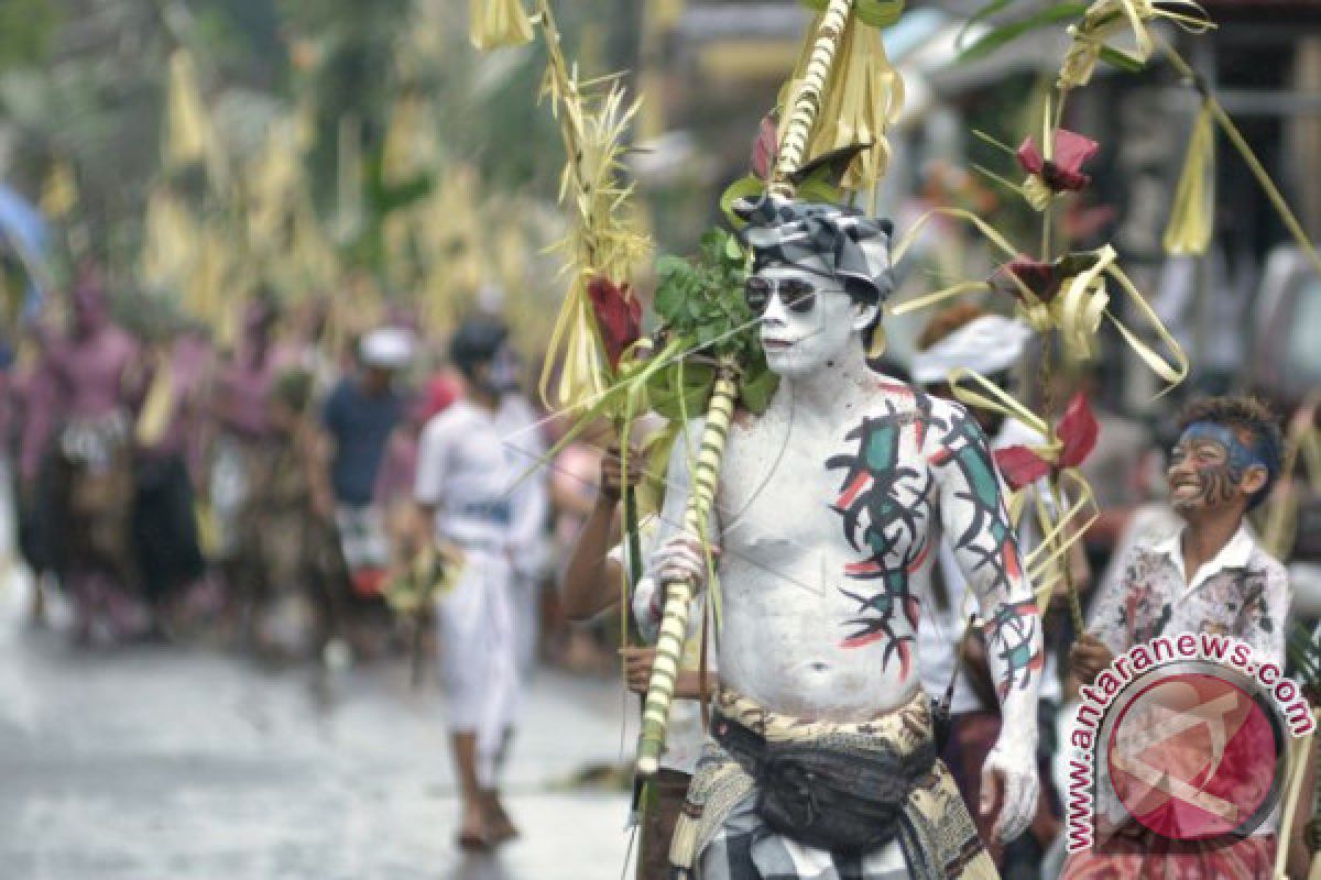 Wisatawan Mancanegara Antusias Saksikan Tradisi Ngerebeg