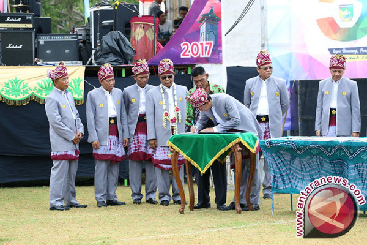 Governor inaugurates Warukin Airport